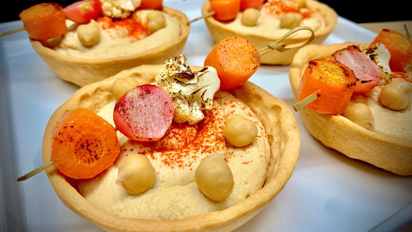 Tortini con crema di ceci e spiedini di verdure agrodolci