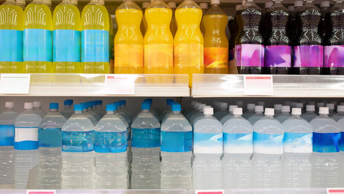 Acqua proteica, bibite colorate