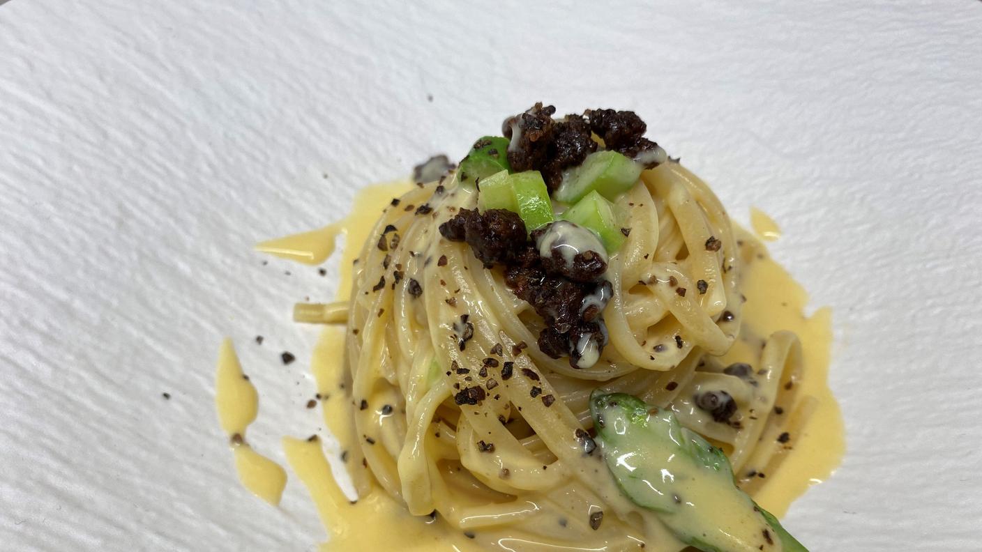 Carbonara tiepida con luganighetta croccante e asparagi