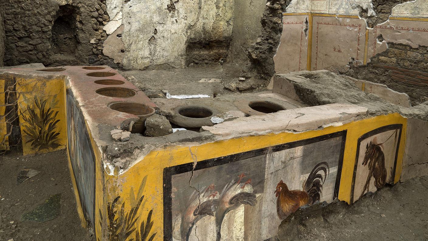 Un thermopolium all’interno del sito archeologico di Pompei, vicino a Napoli, in Italia. Questo "locale" di ristorazione veloce è stato scoperto a Pompei e riportato alla luce, contribuendo a rivelare alcuni dei piatti preferiti dagli abitanti dell’antica città romana, che amavano mangiare fuori casa.