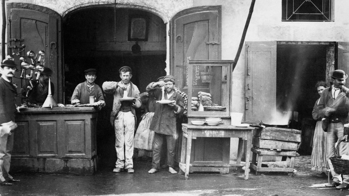 Venditore di spaghetti a Napoli nei primi del Novecento.