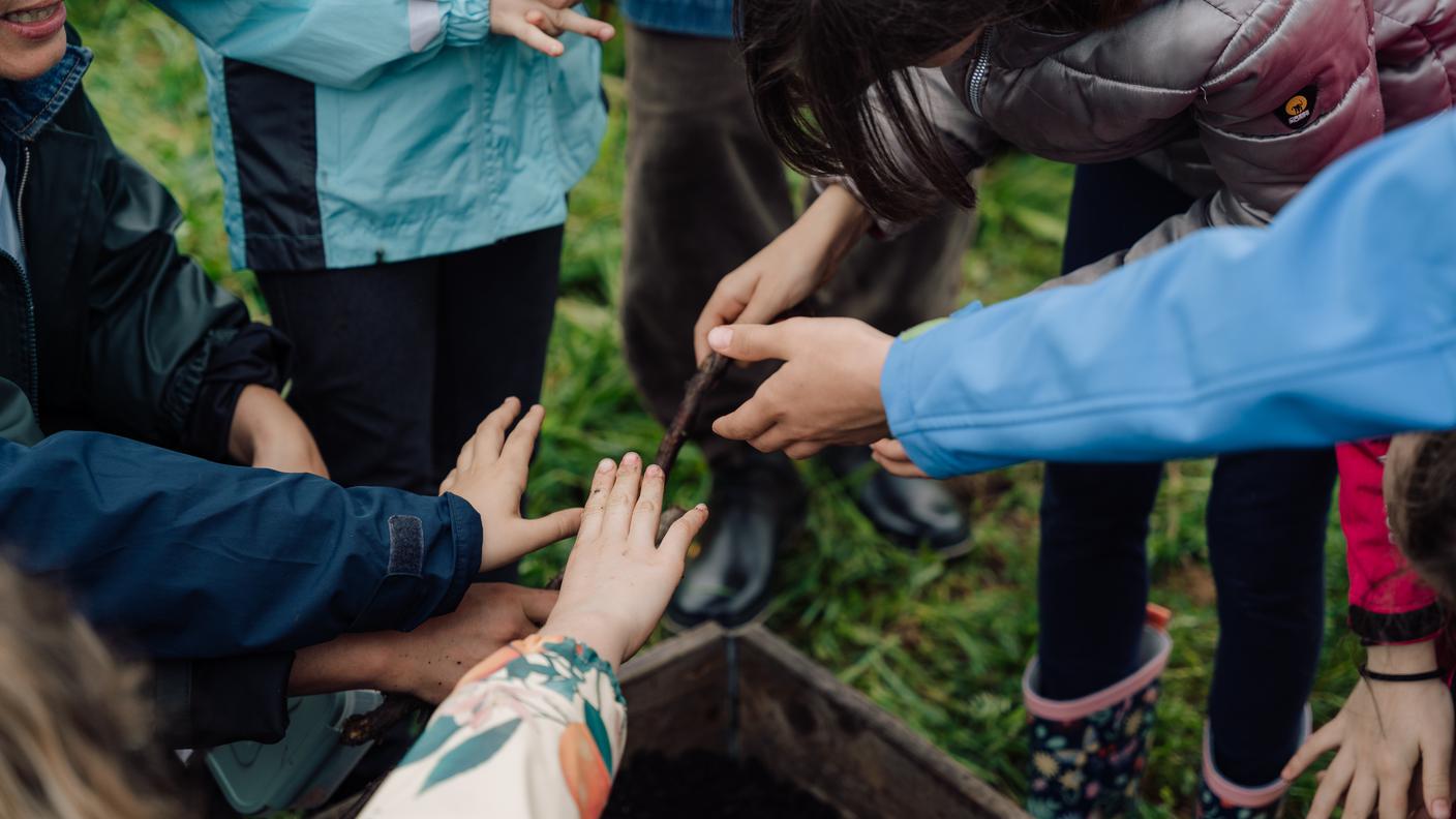 I bambini possono decidere quali fiori e piante seminare nell’aiuola 