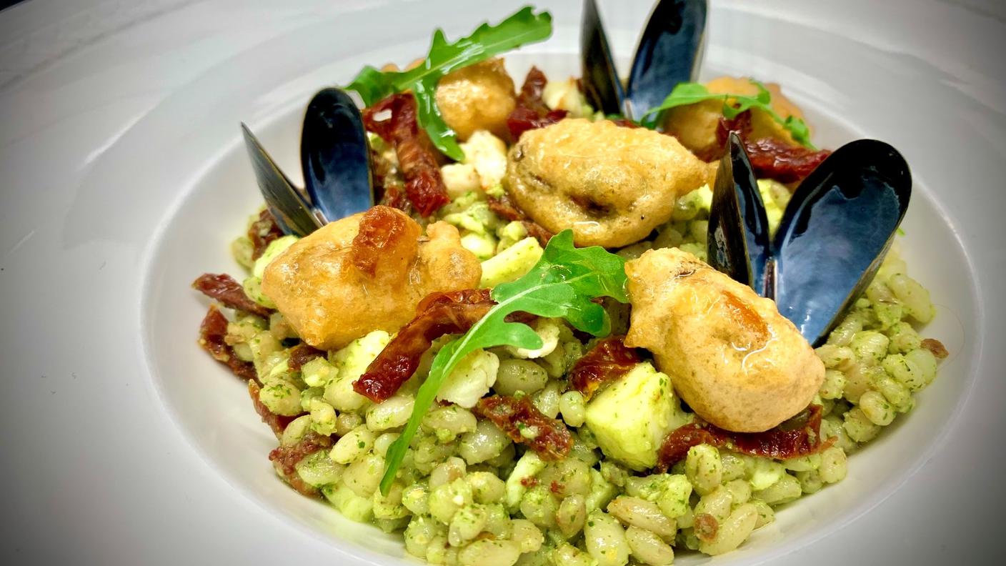 Insalata di orzo con crema di rucola e cozze fritte