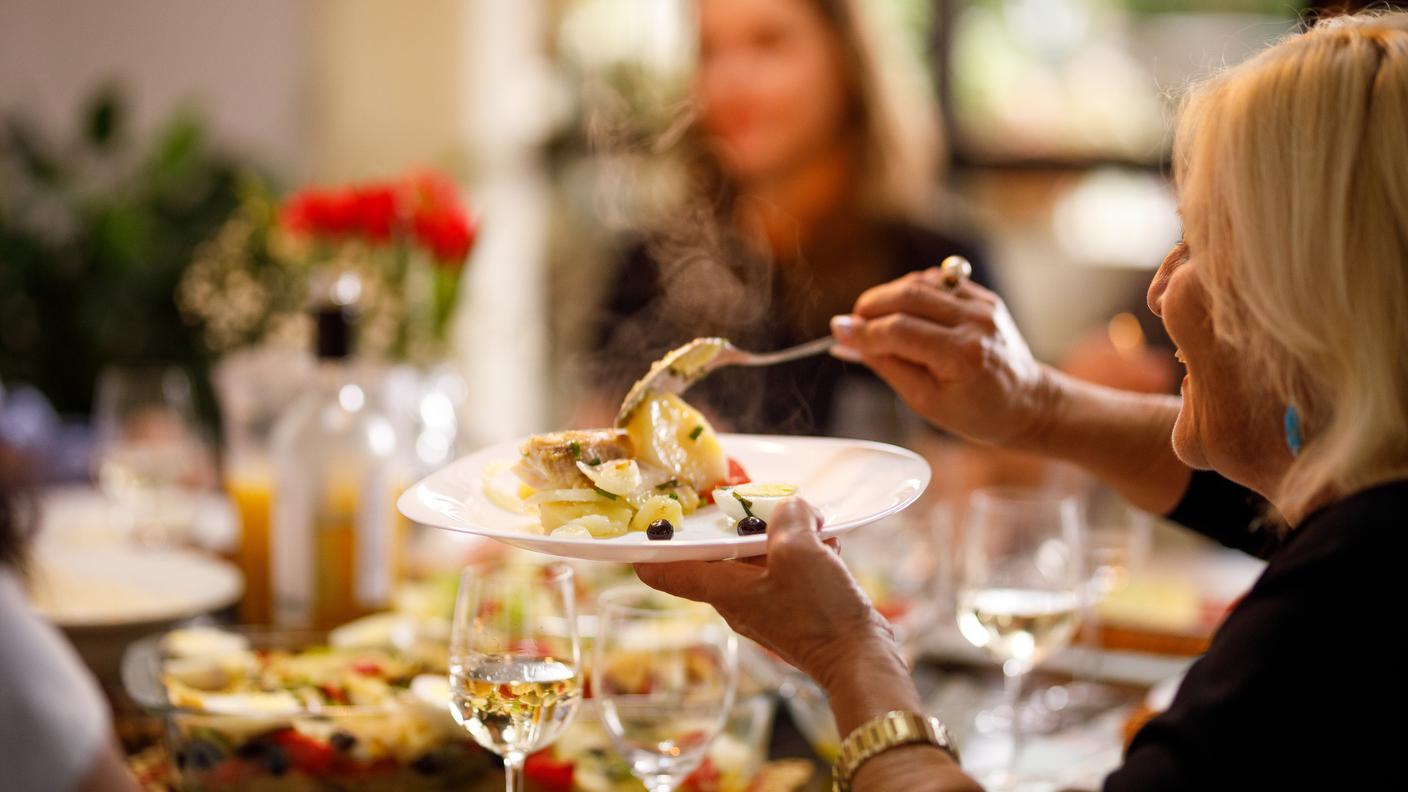 menopausa a tavola, donna mezza età