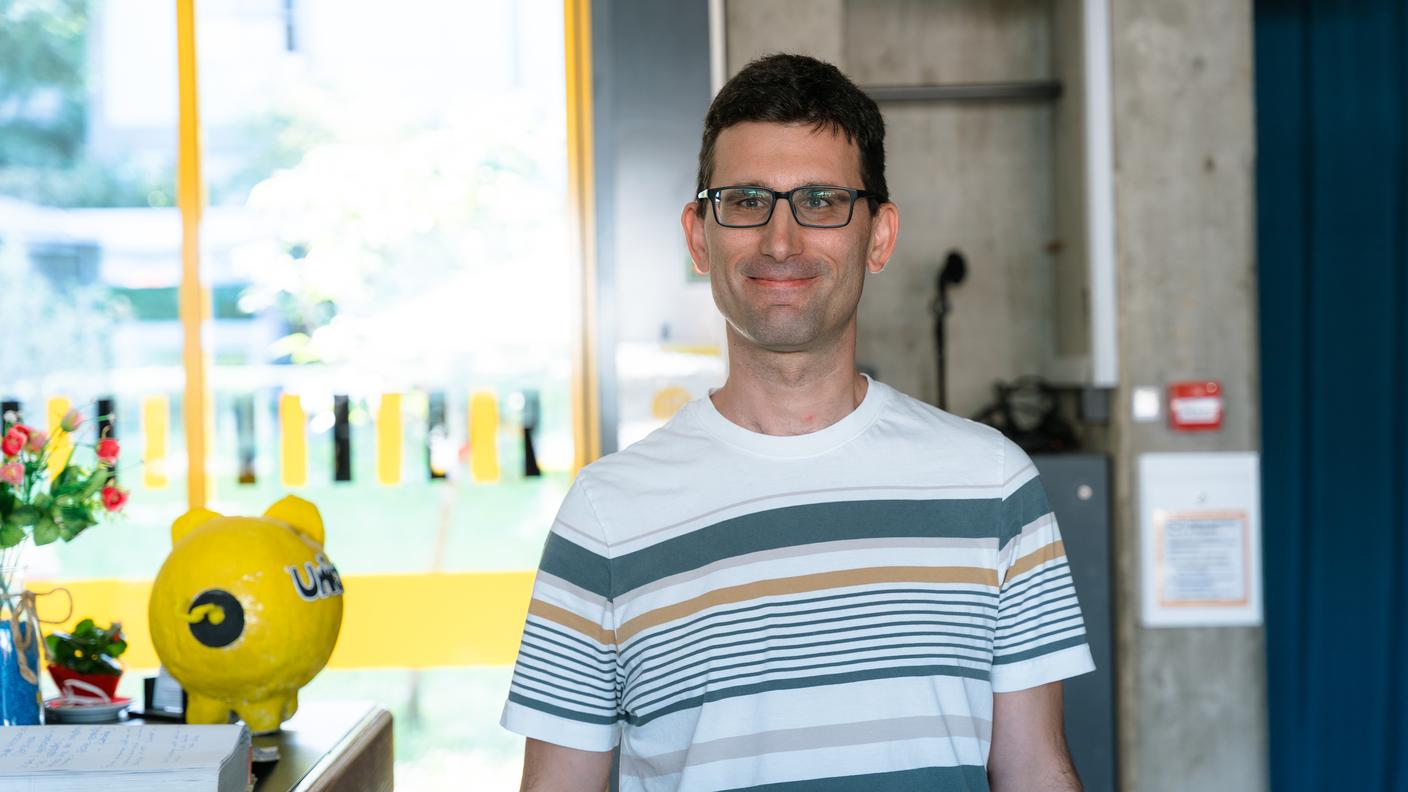 Marco Rutz, caposervizio di Casa Andreina. Coordina il progetto Moscacieca da quando Unitas ne ha affidato la gestione diretta al centro. Arrivato al mondo della disabilità visiva attraverso il suo percorso nel sociale, racconta questo progetto come un’esperienza capace di rendere comunicabile ciò che spesso è difficile spiegare: cosa significa non vedere. Ogni cena, dice, è diversa perché cambiano le persone, le percezioni e le emozioni che il buio porta con sé.