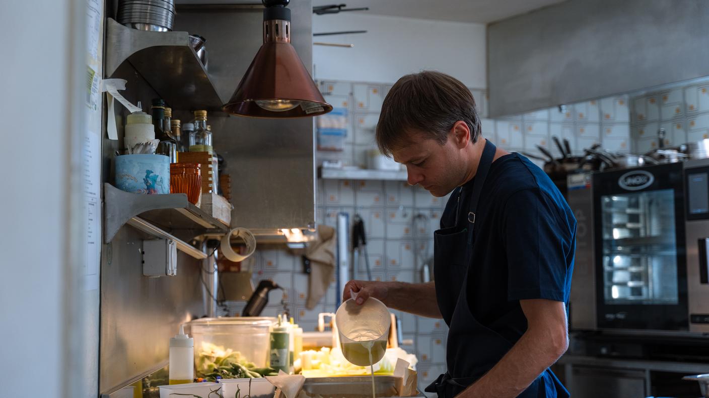 Nel 2024 Piero Roncoroni è stato designato “scoperta dell’anno per il Ticino” dalla guida Gault&Millau. Lo stesso anno ha ottenuto anche la stella verde Michelin. Nel 2025 l’Osteria del Centro è entrata nella classifica dei 100 migliori ristoranti di verdure al mondo, secondo la We’re Smart® Green Guide.