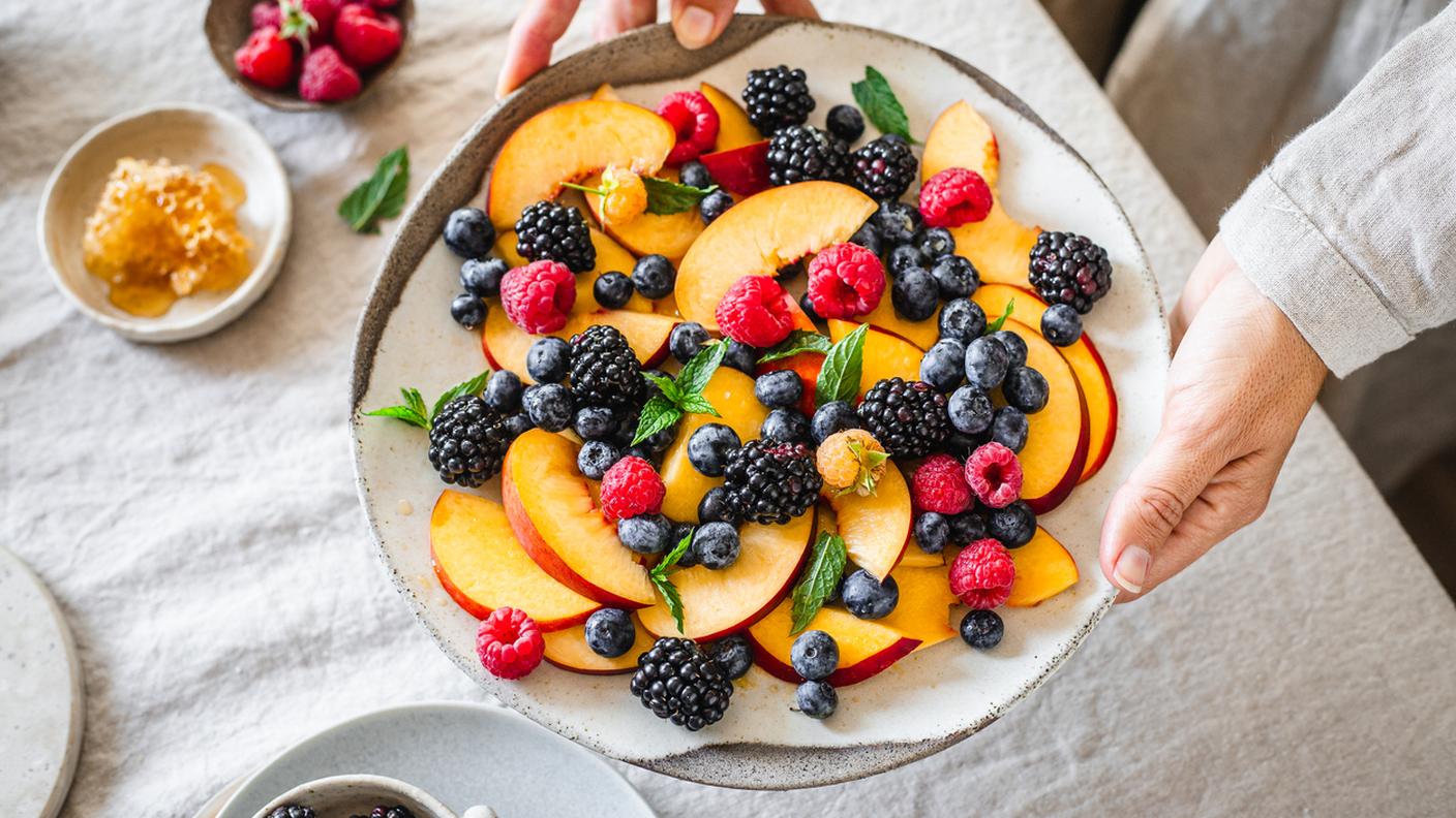 Quando fa caldo, bere acqua è fondamentale, ma l’idratazione non passa solo dal bicchiere: anche frutta e verdura contribuiscono all’apporto di liquidi, soprattutto se consumate fresche e di stagione. Attenzione, però, a non trasformare la frutta nell’unico pasto della giornata: è fresca e ricca d’acqua, ma contiene zuccheri e da sola non sempre garantisce sazietà prolungata. Meglio abbinarla, quando serve, a yogurt naturale, frutta secca in piccole quantità o inserirla come spuntino.