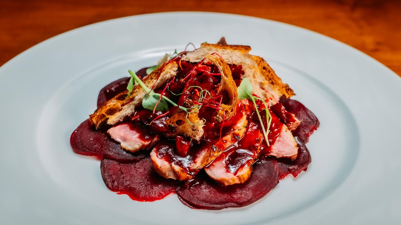 Tataki di anatra con salsa alla barbabietola e ciliegie