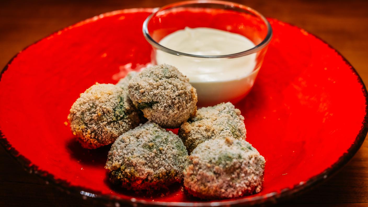 Polpettine croccanti di piselli e spinaci con dip di besciamella al Gruyère