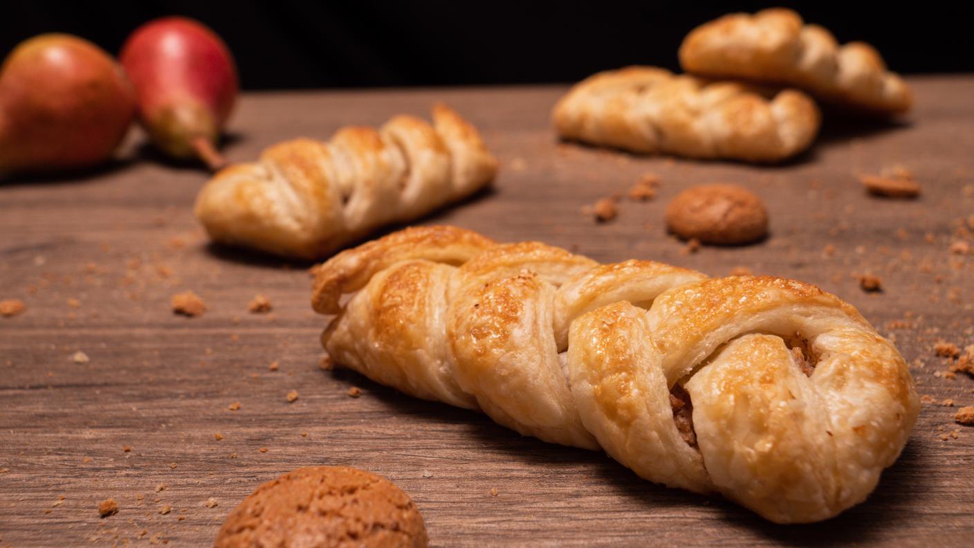 Treccine di sfoglia alle pere e amaretti