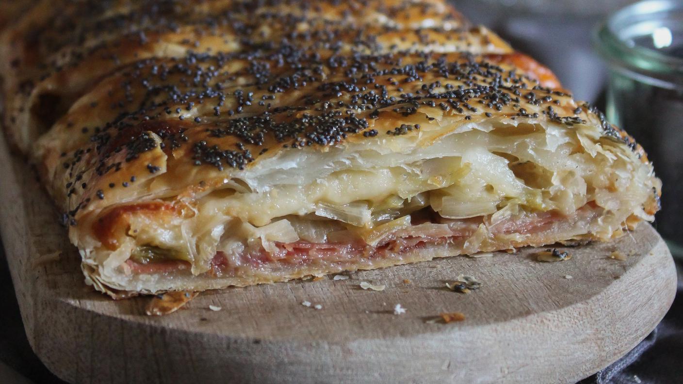 Strudel salato porri, speck e scamorza 