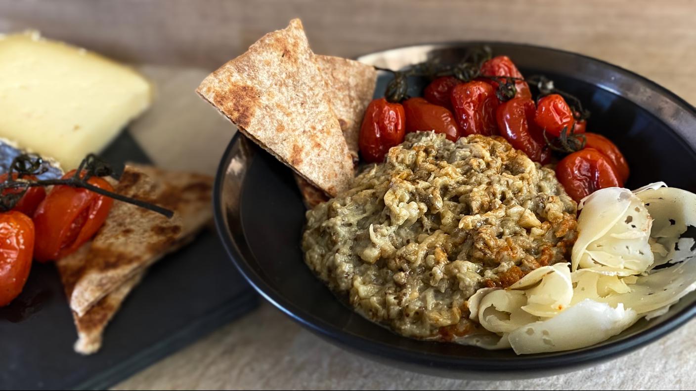 Babaganoush con pomodorini confit e lamelle di formaggella ticinese