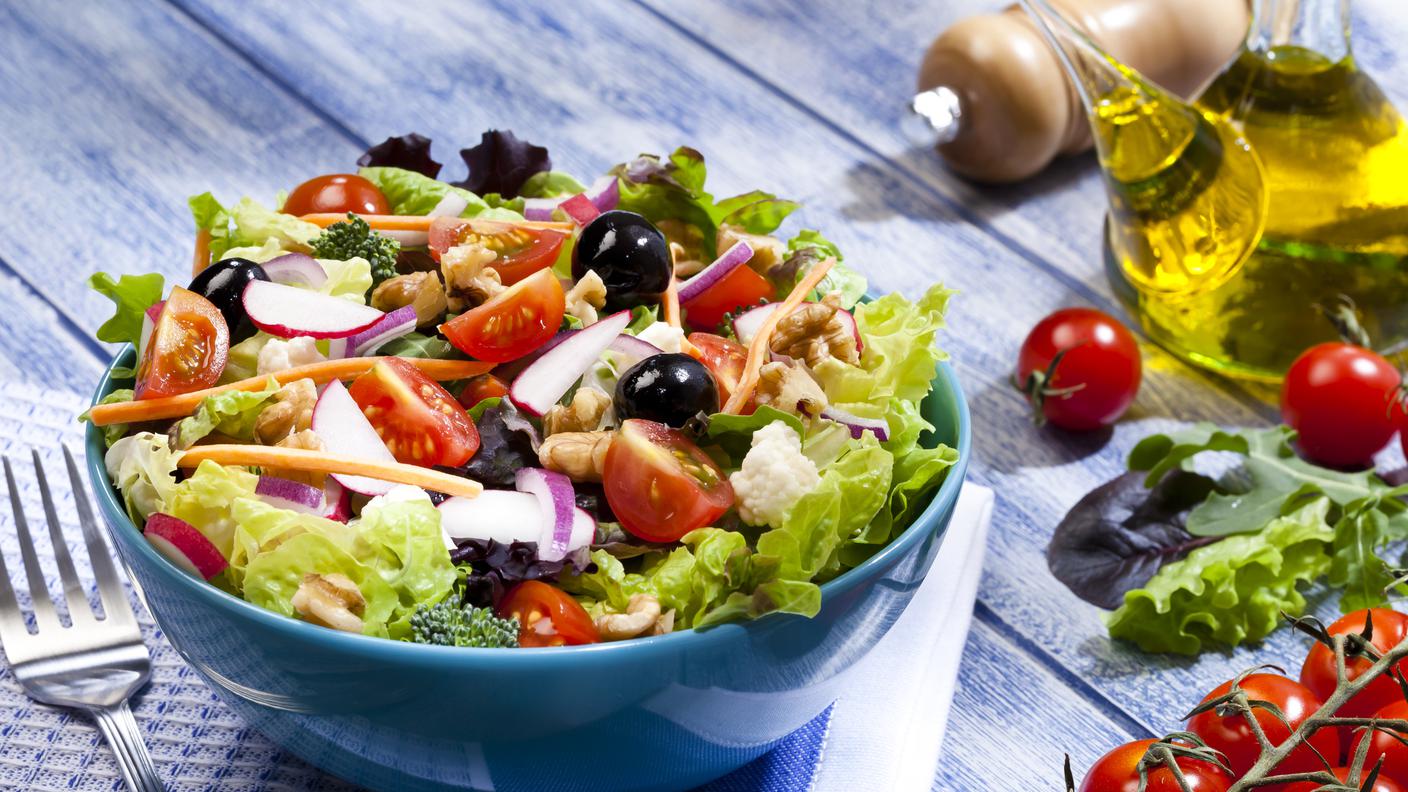 Piatto di insalata fresco su tavolo da picnic