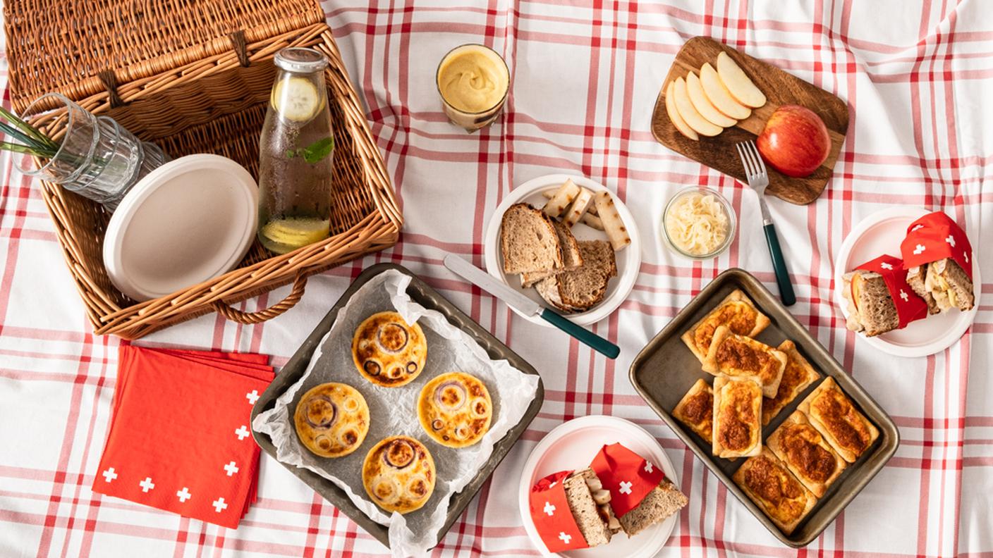 da sinistra a destra: Ofeturli, Kasekuchen, panino con bratwurst, crauti, mela e senape