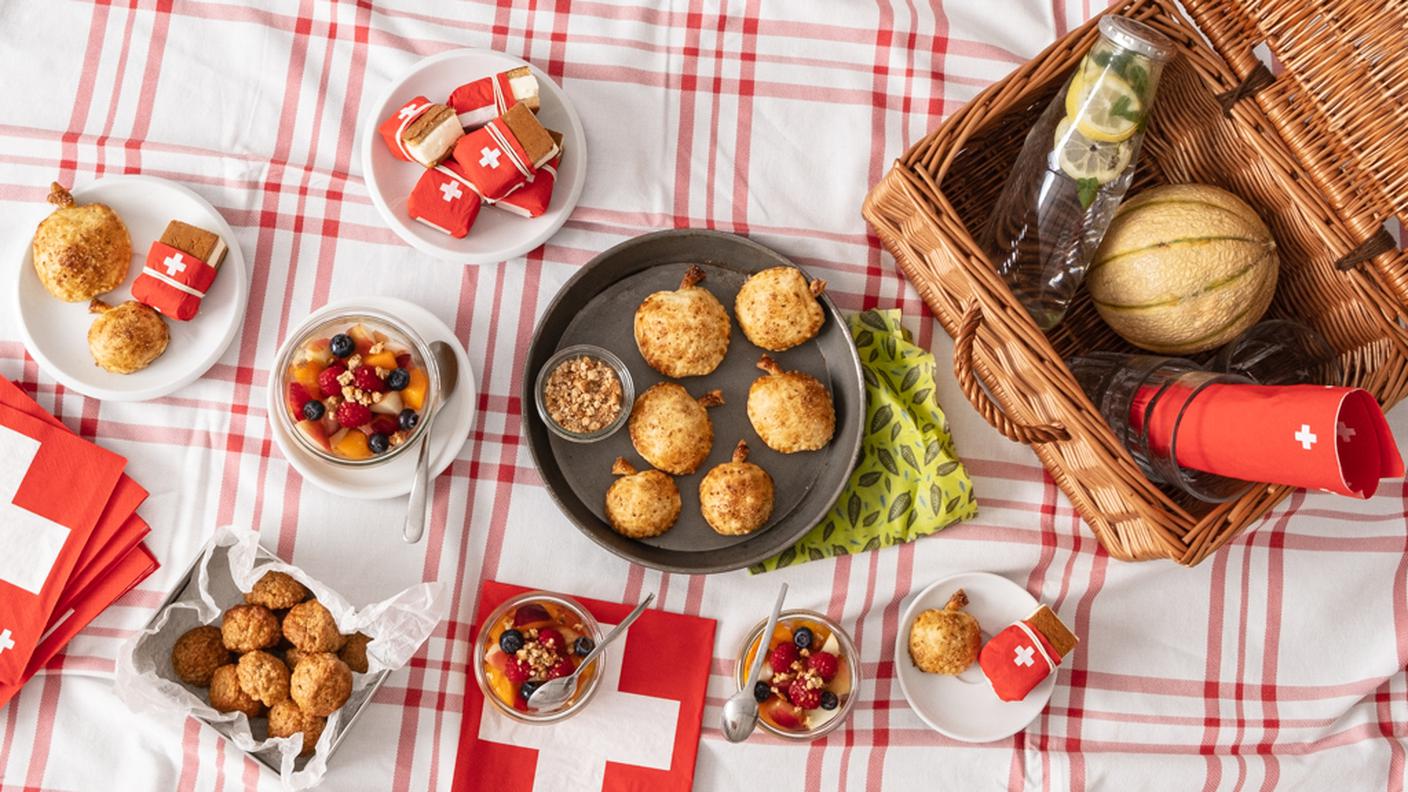 da sinistra a destra: Iberlitzli e fetta al latte con Niedwalder Lebkuchen, Einsiedler Schafbock