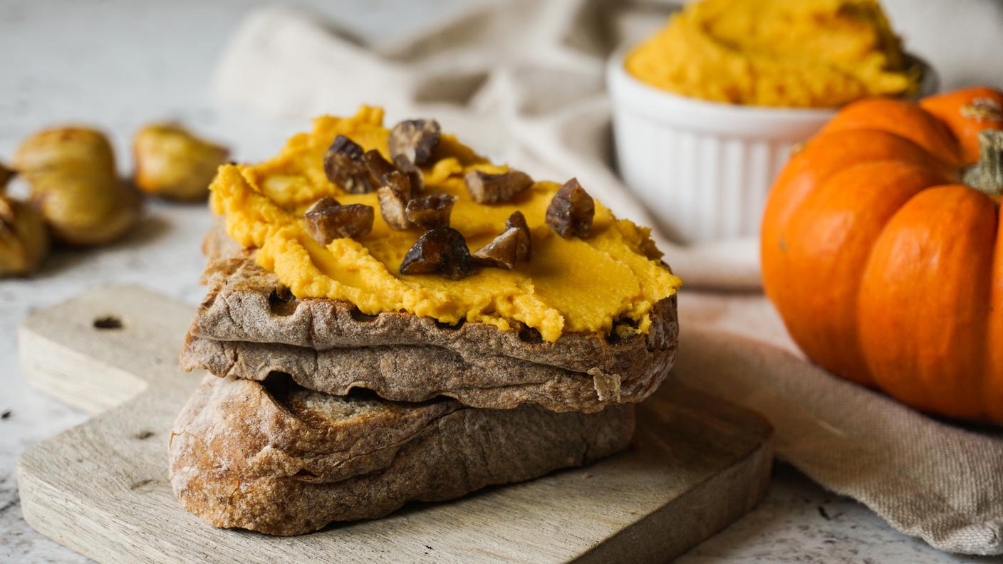 Hummus di zucca con castagne croccanti