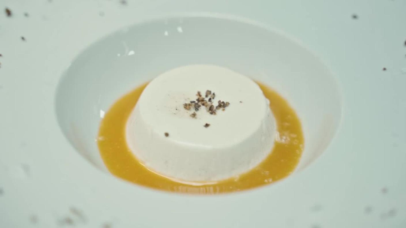 Panna cotta vegana con pepe della Vallemaggia e caramello salato 
