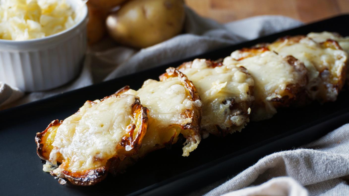 Patate schiacciate con raclette