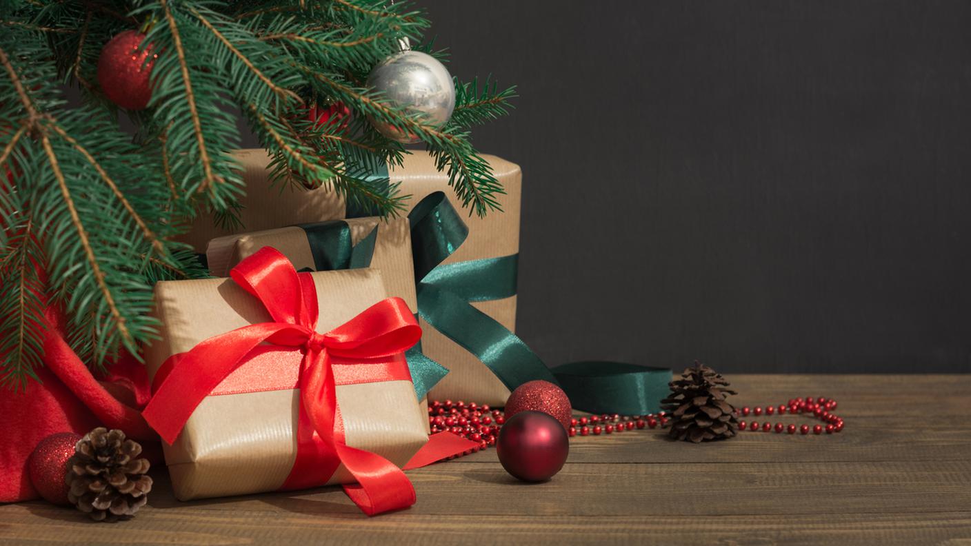 albero di natale con regali