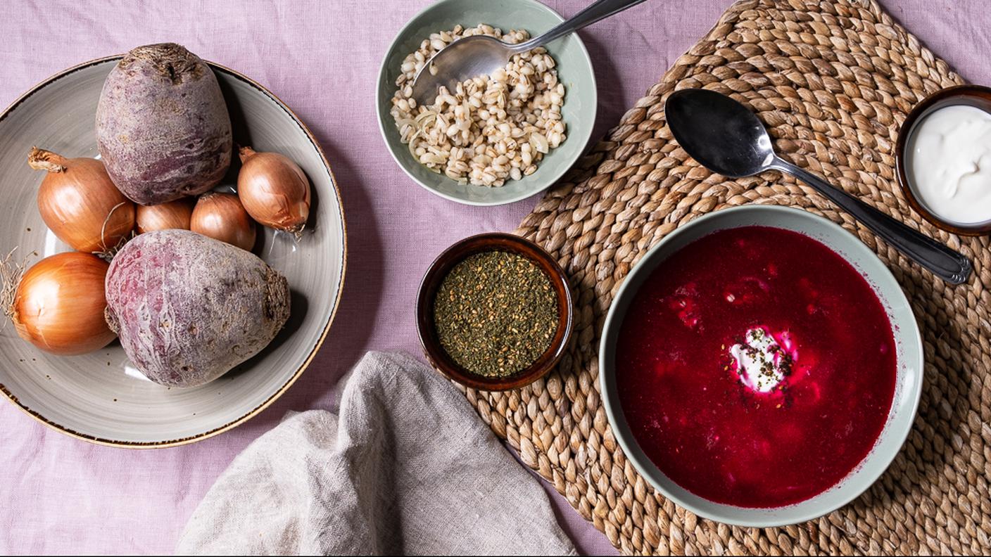 Zuppa di barbabietola e orzo perlato 