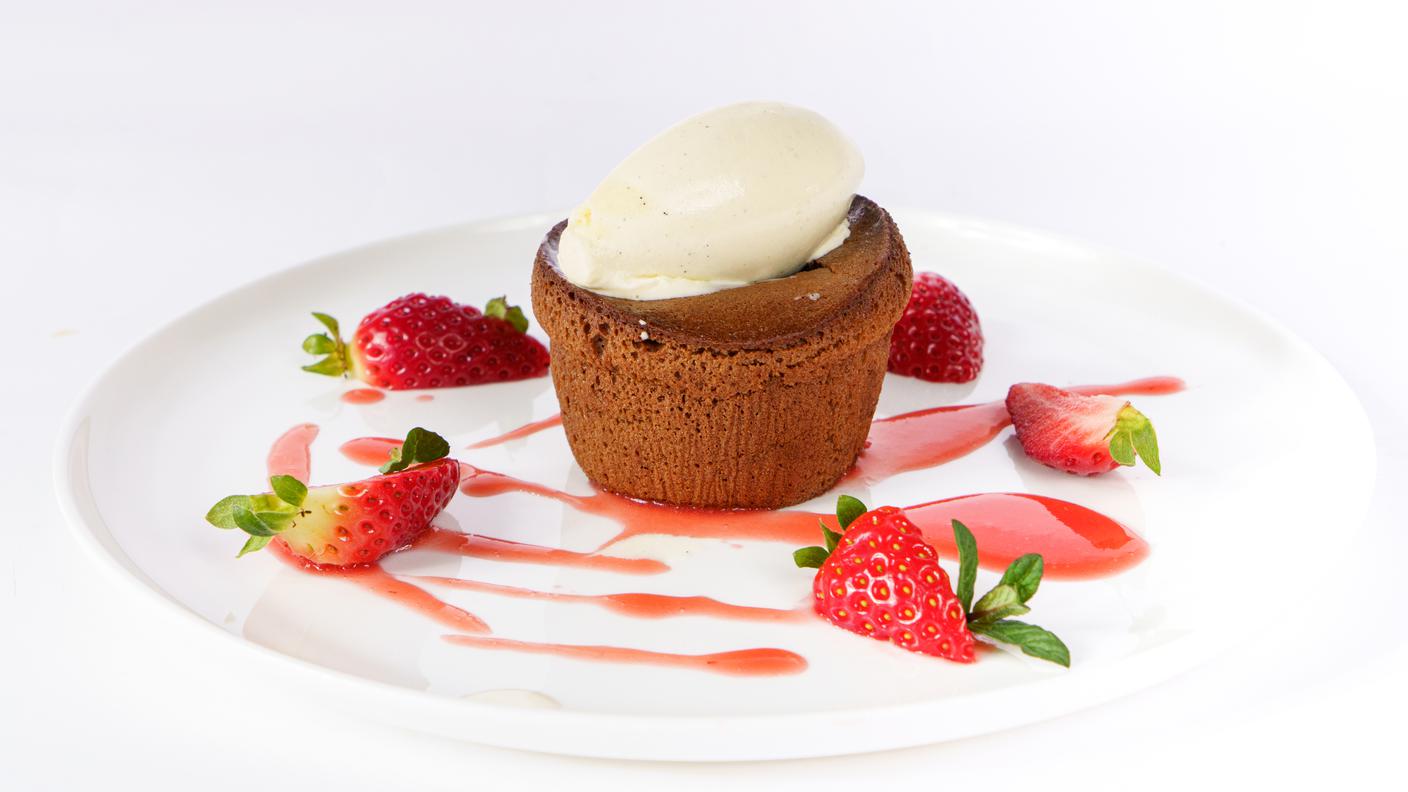 Tortino caldo al cioccolato amaro con fragole fresche