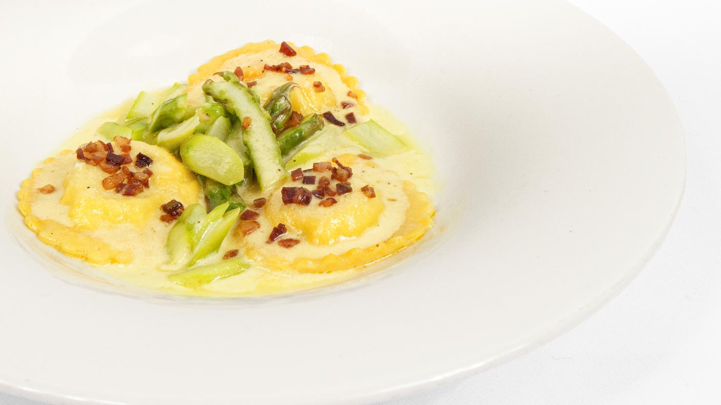 Ravioli ripieni agli asparagi con salsa alla carbonara e pancetta croccante