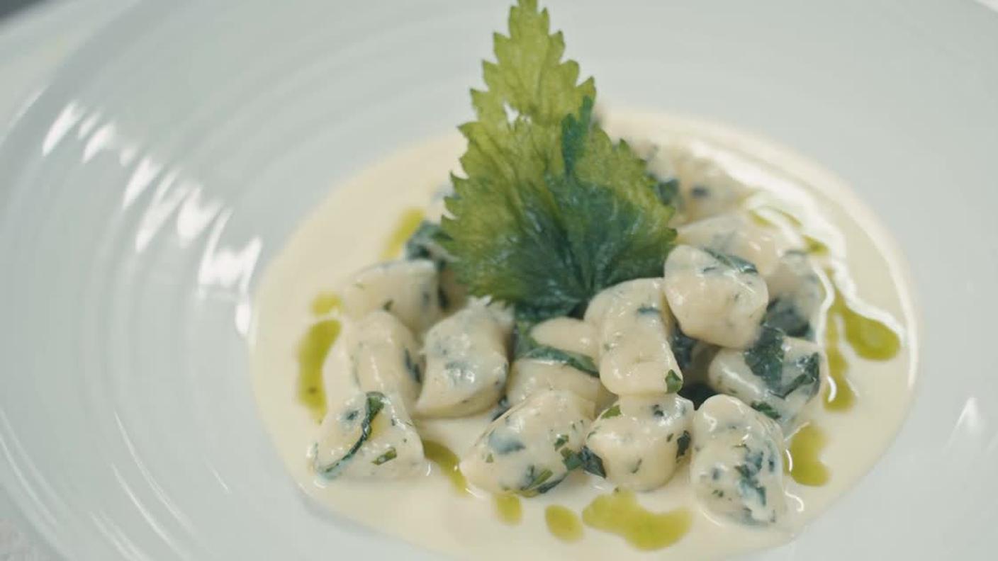 Gnocchi di patate all'ortica su fonduta di formaggio Alpe Camadra