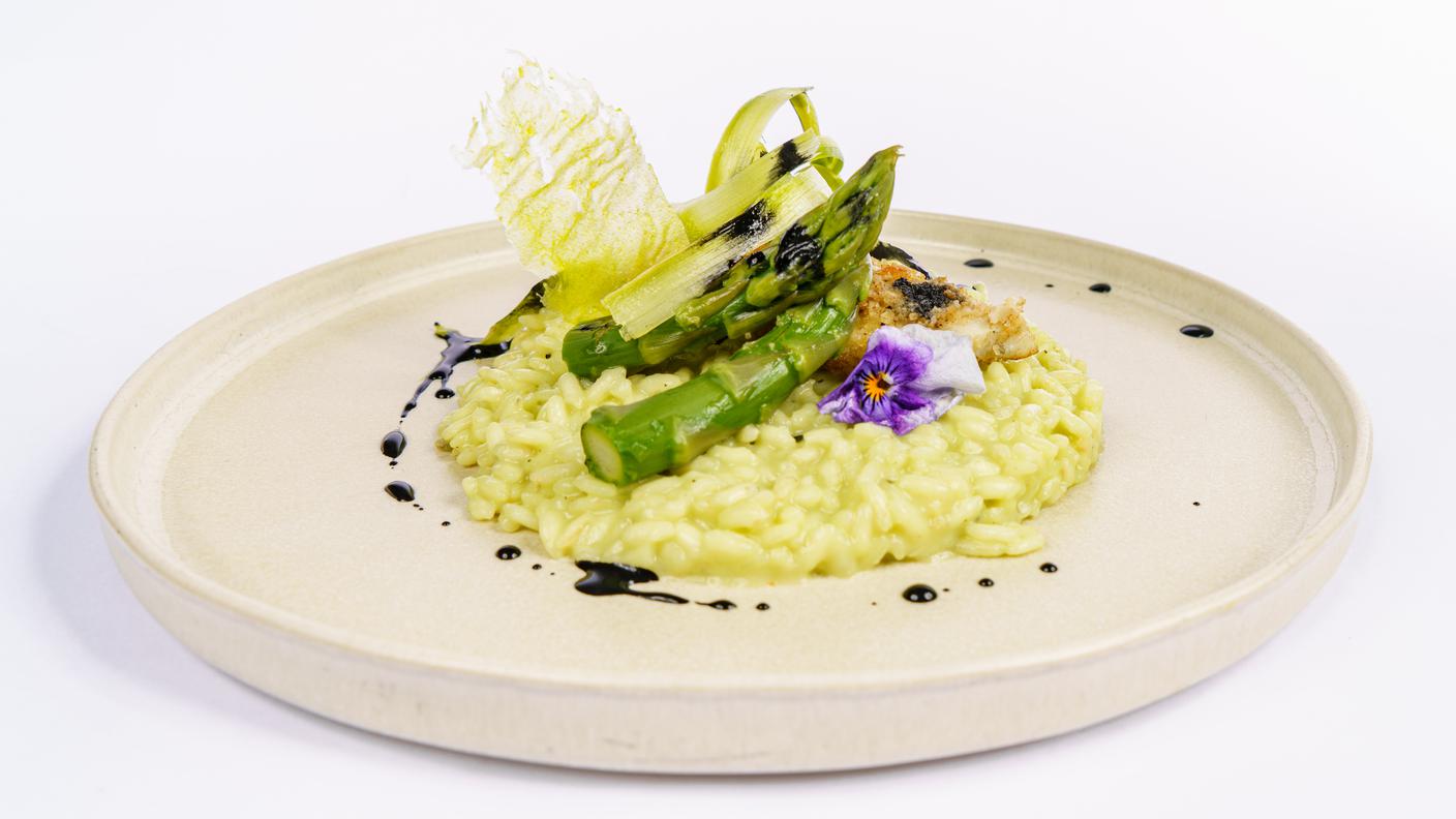 Risotto asparagi, persico e nero di seppia