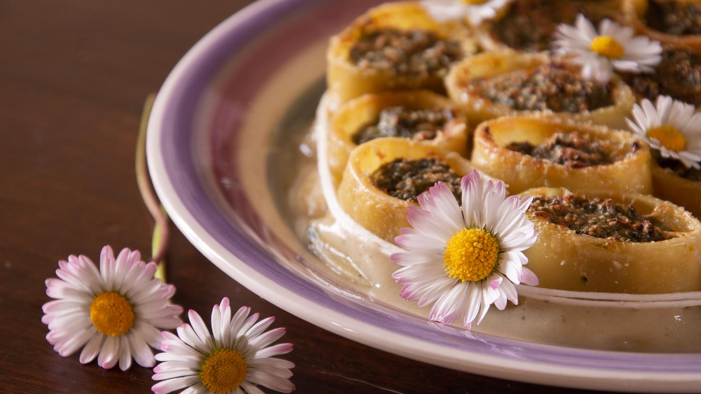 Calamarata "in piedi” con erbe selvatiche