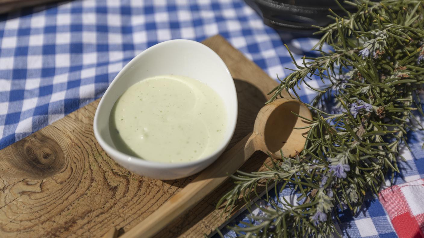 Maionese vegana con acqua faba all’aglio orsino