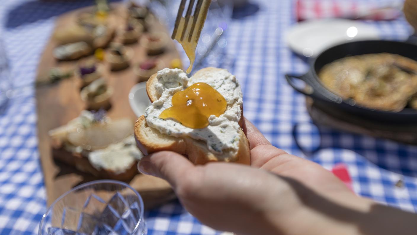 Qualche fetta di pane spalmata di ricotta del forager e un cucchiaio di confettura all’albicocca e salvia prodotta da Enrico