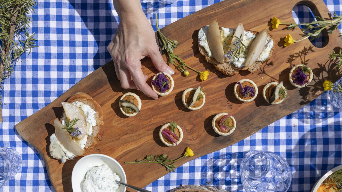 I cestini di hummus alla mediterranea a base di pomodori secchi