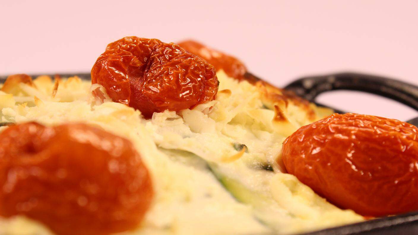 Lasagna di zucchina con crema di ricotta al basilico e pomodori confit