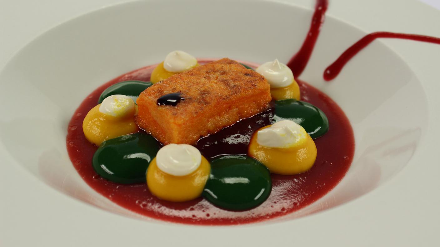 terrina di riso e peperoni leggermente arrostiti, specchio di prugne, zenzero e molti altri gustosi colori