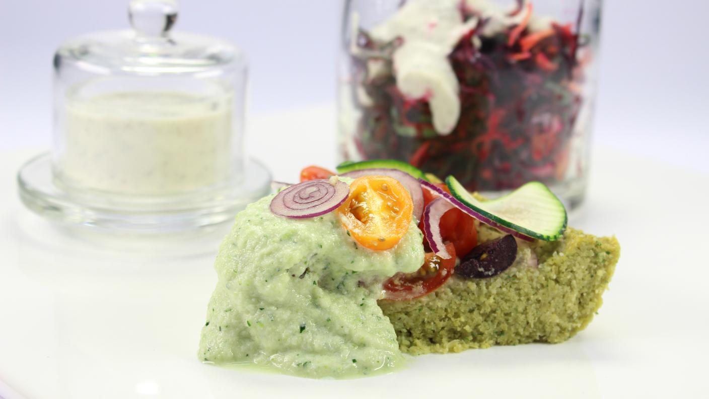 Torta falafel e verdure fermentate in salsa di anacardi all’origano