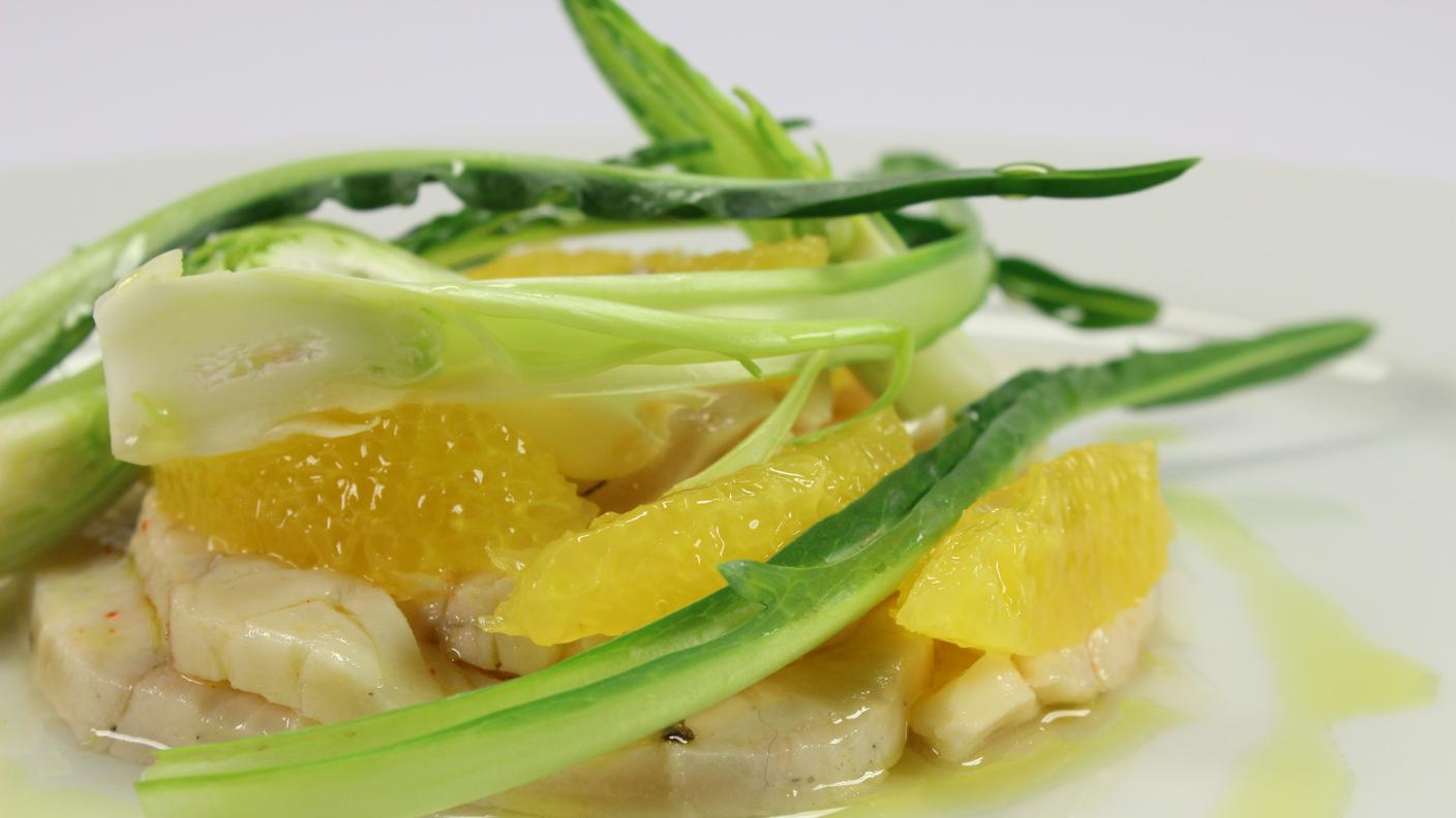 Luccioperca marinato con umeboshi, puntarelle e arance