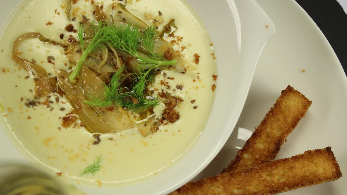 Zuppa allo Champagne con finocchi canditi all'anice e pandoro al burro salato