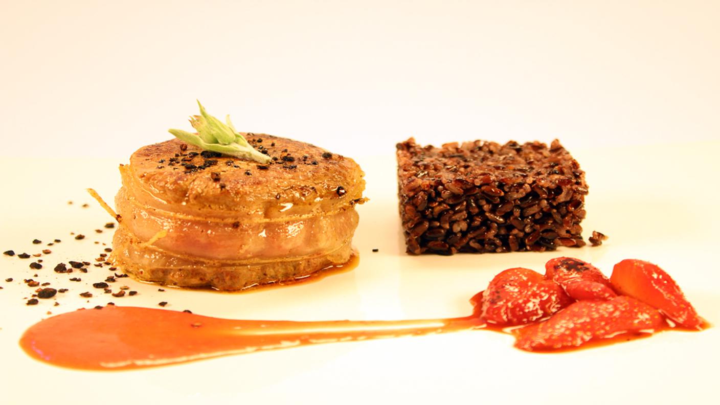 Medaglioni di manzo bardati con salsa alle fragole, pepe della Tasmania e riso venere