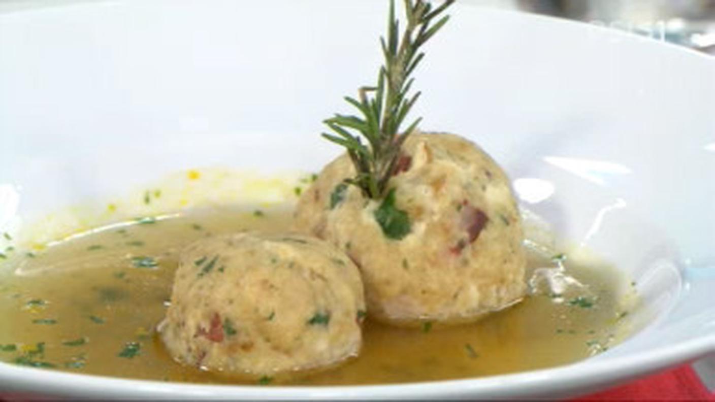 Canederli in brodo di manzo e in salsa cremosa al latte