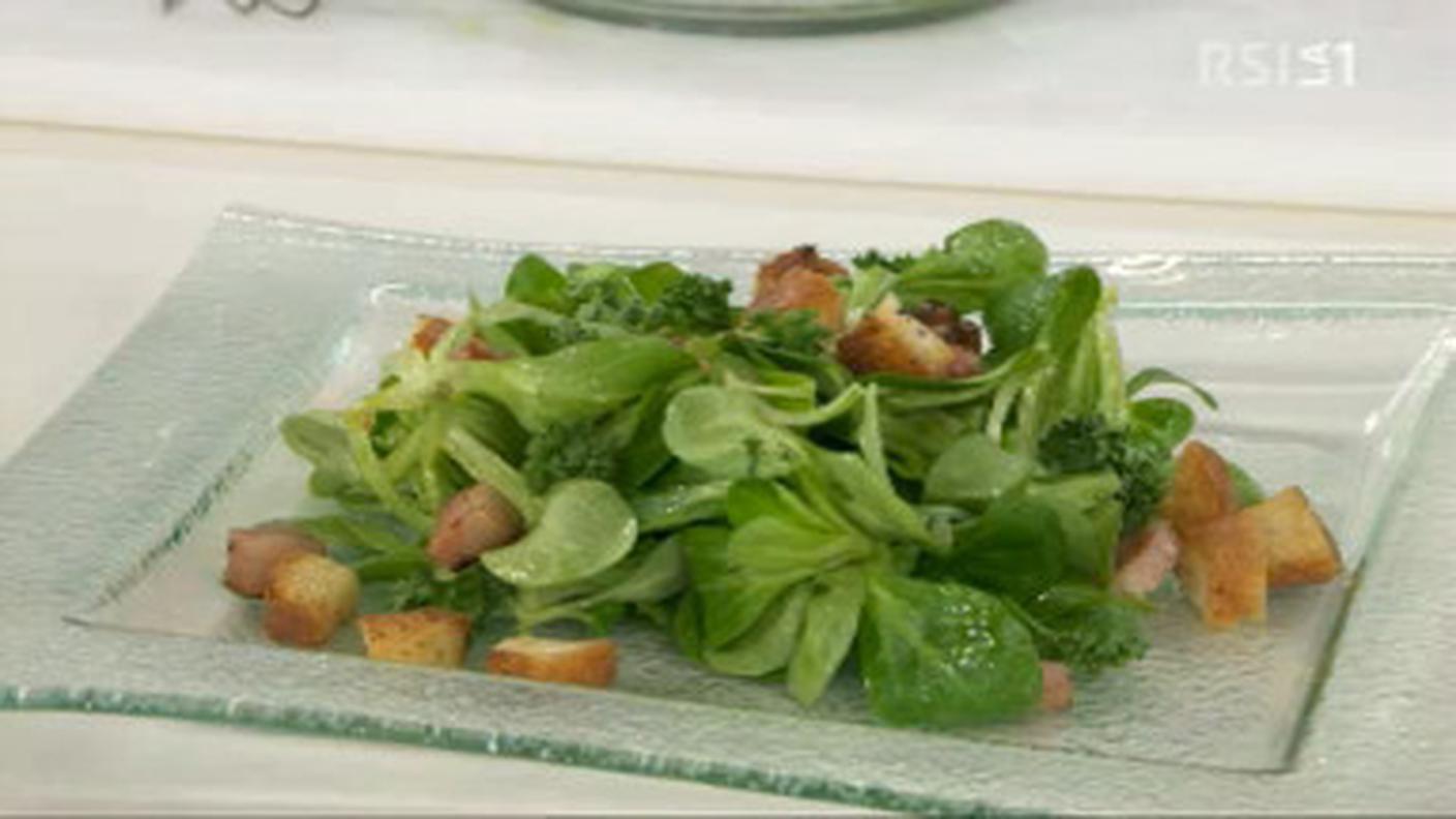 Insalata di formentino, pancetta affumicata e crostini dorati