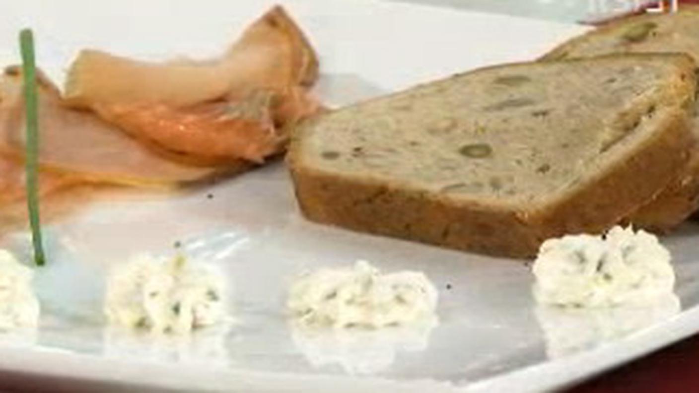 Pane di Natale con salmone affumicato e salsa al rafano