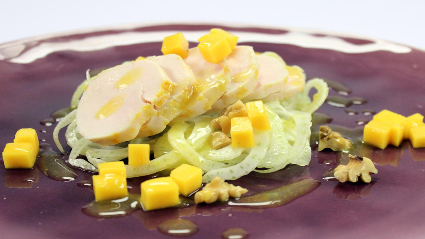 Petto di pollo agli agrumi con insalata di finocchio, mango e noci