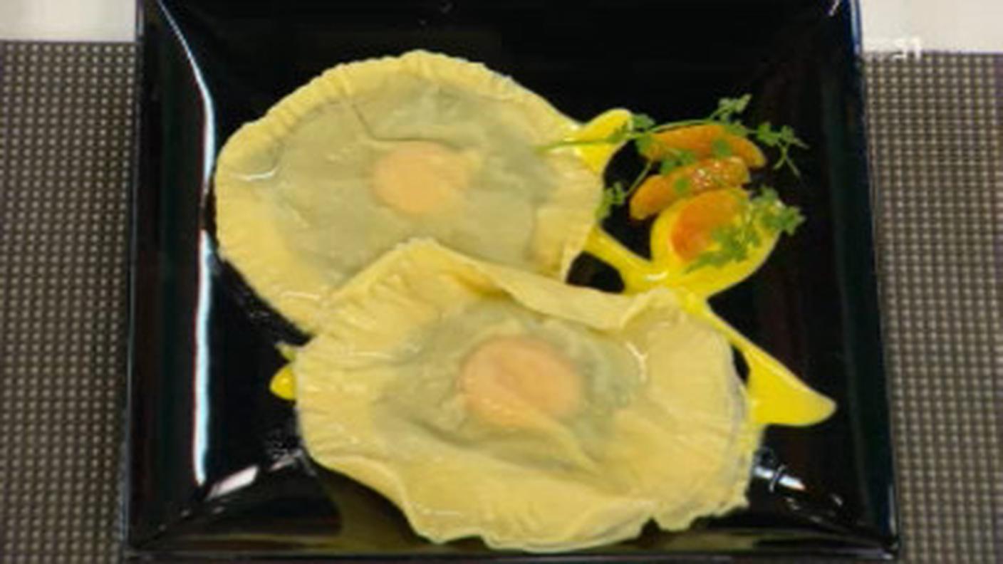 Raviolone gigante al tuorlo d’uovo e ortica, salsa allo zafferano