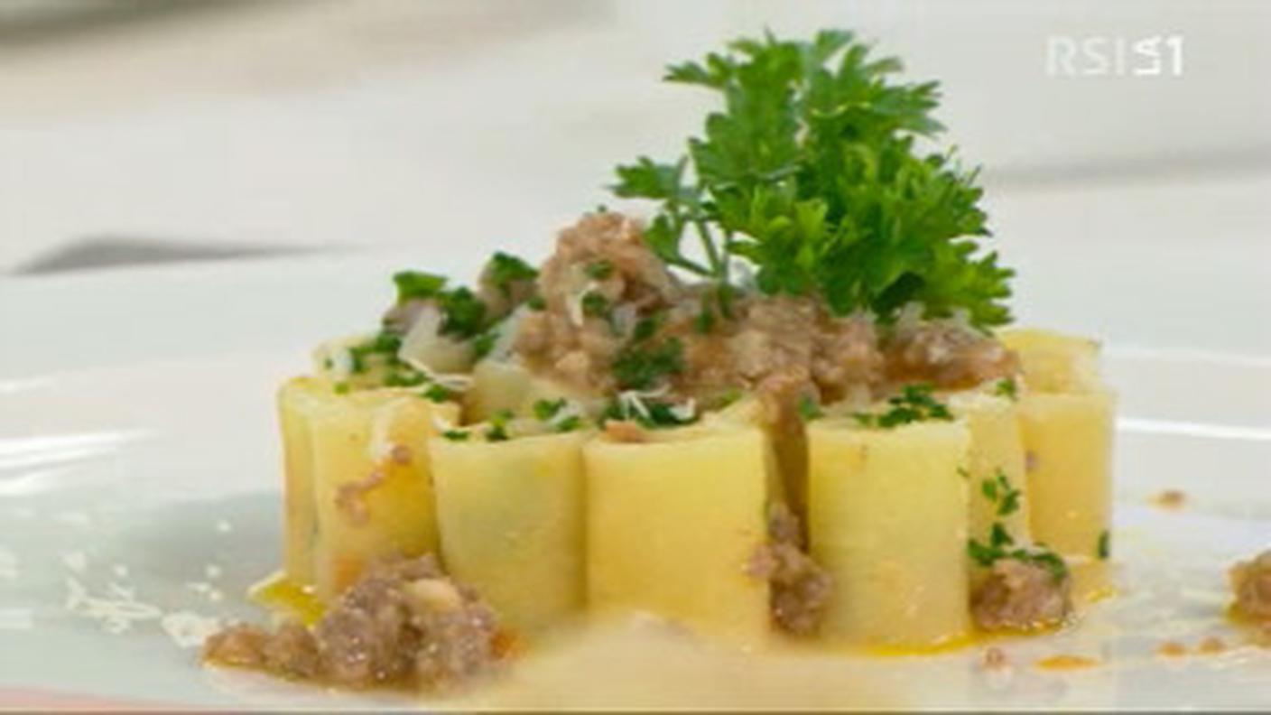 Canneroni con sugo alla luganighetta di selvaggina