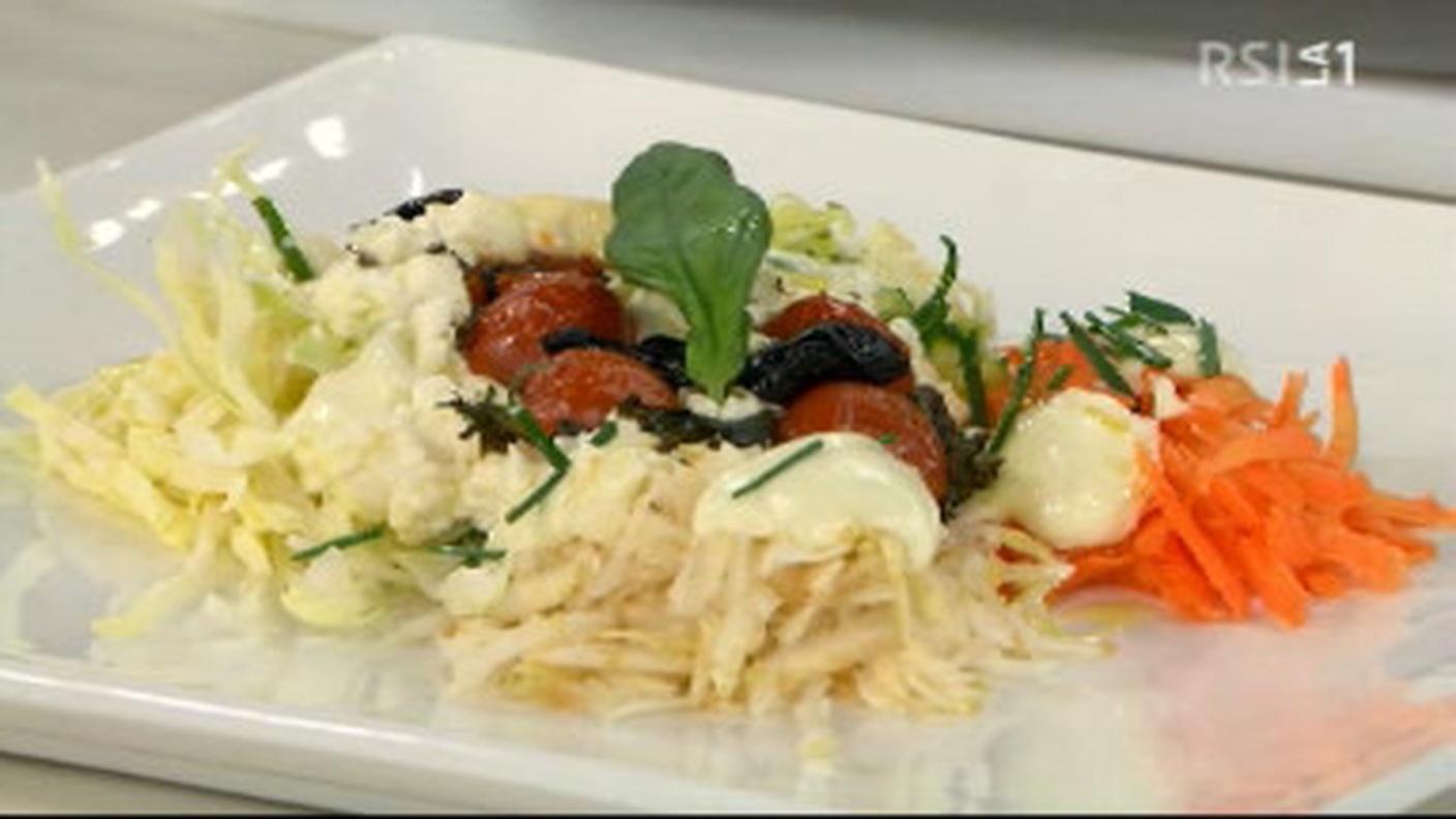 Feta al forno con insalata di verdure crude