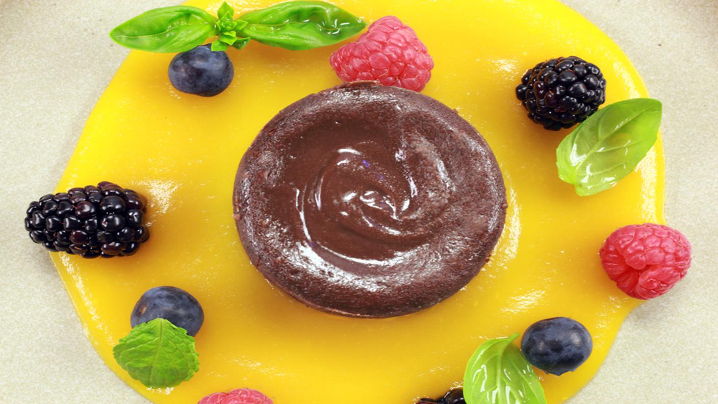 Tortino di cioccolato e tofu vellutato con frutti di bosco e purea di mele