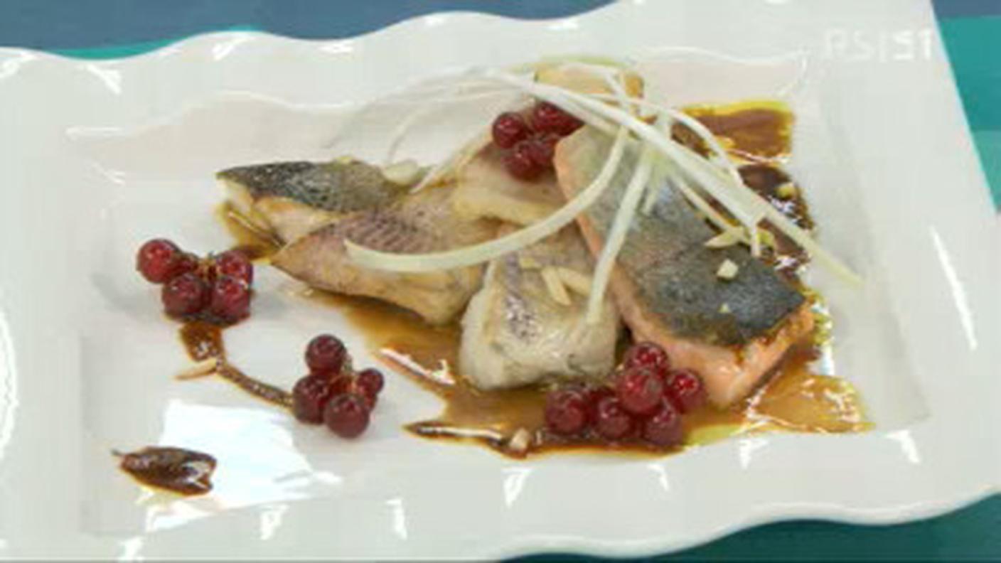 Pesce misto di lago ai porri e ribes rosso con fritto leggero di lago