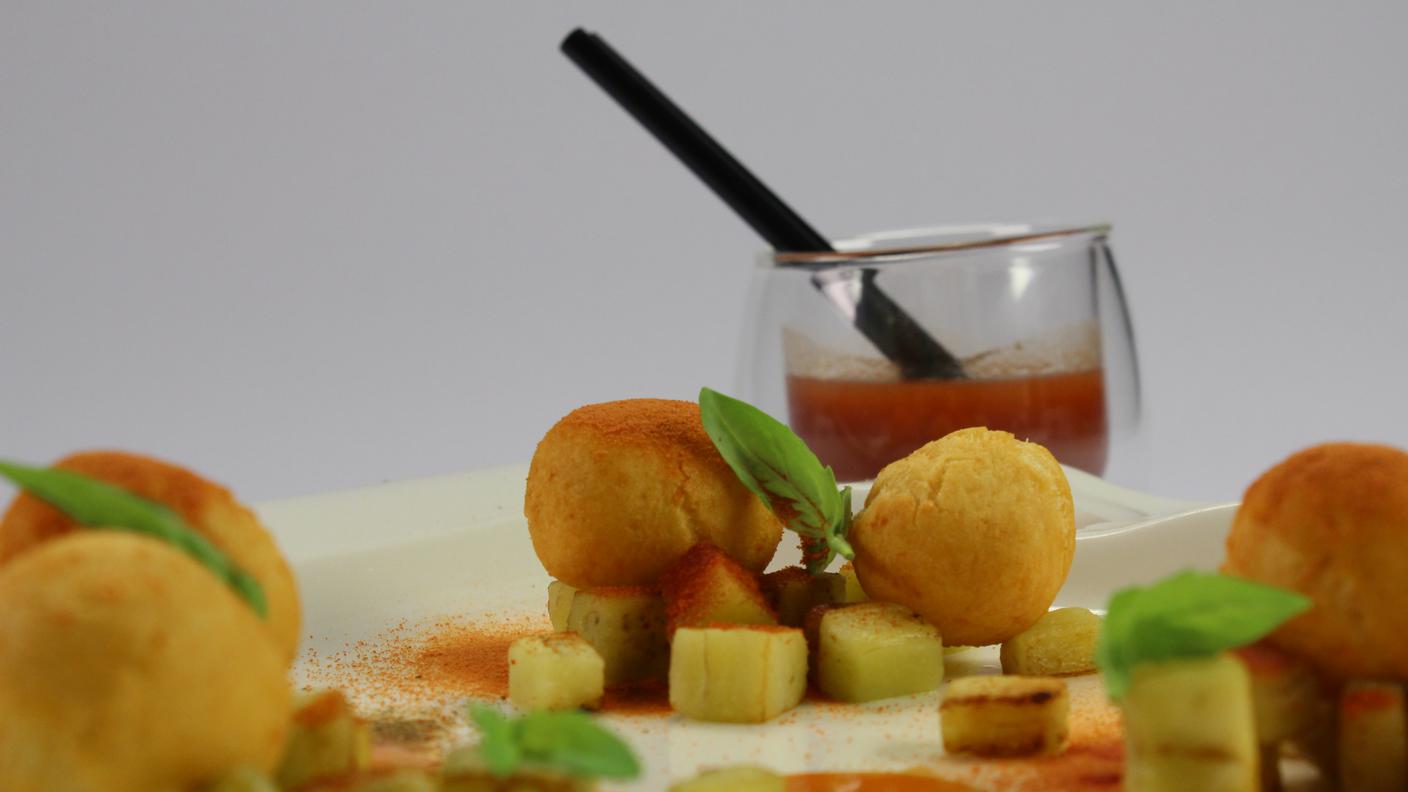 Frittelle di carnevale “in parmigiana” con Bloody Mary