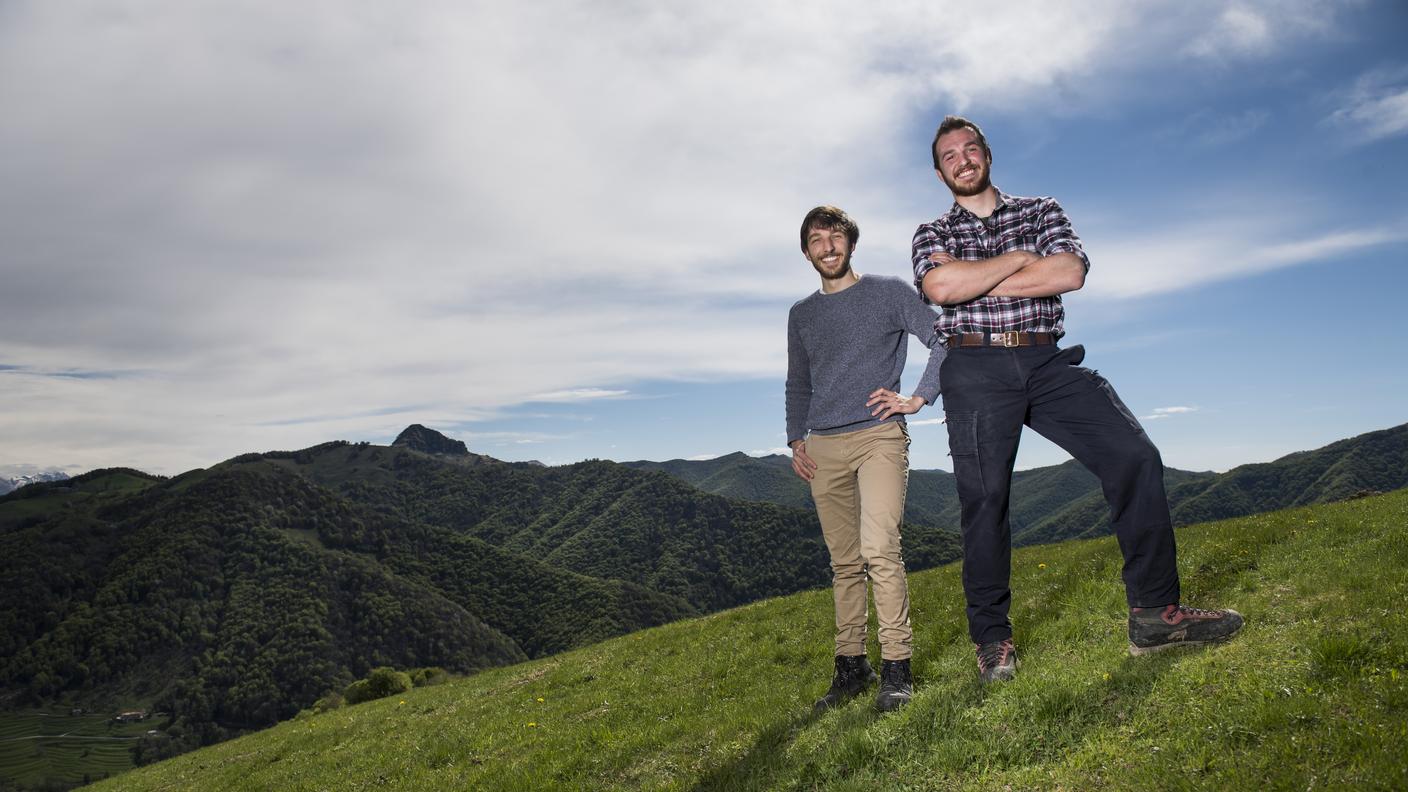Nella foto da sinistra i fratelli Cereghetti Luca (studente in storia) e Samuele (agricoltore)