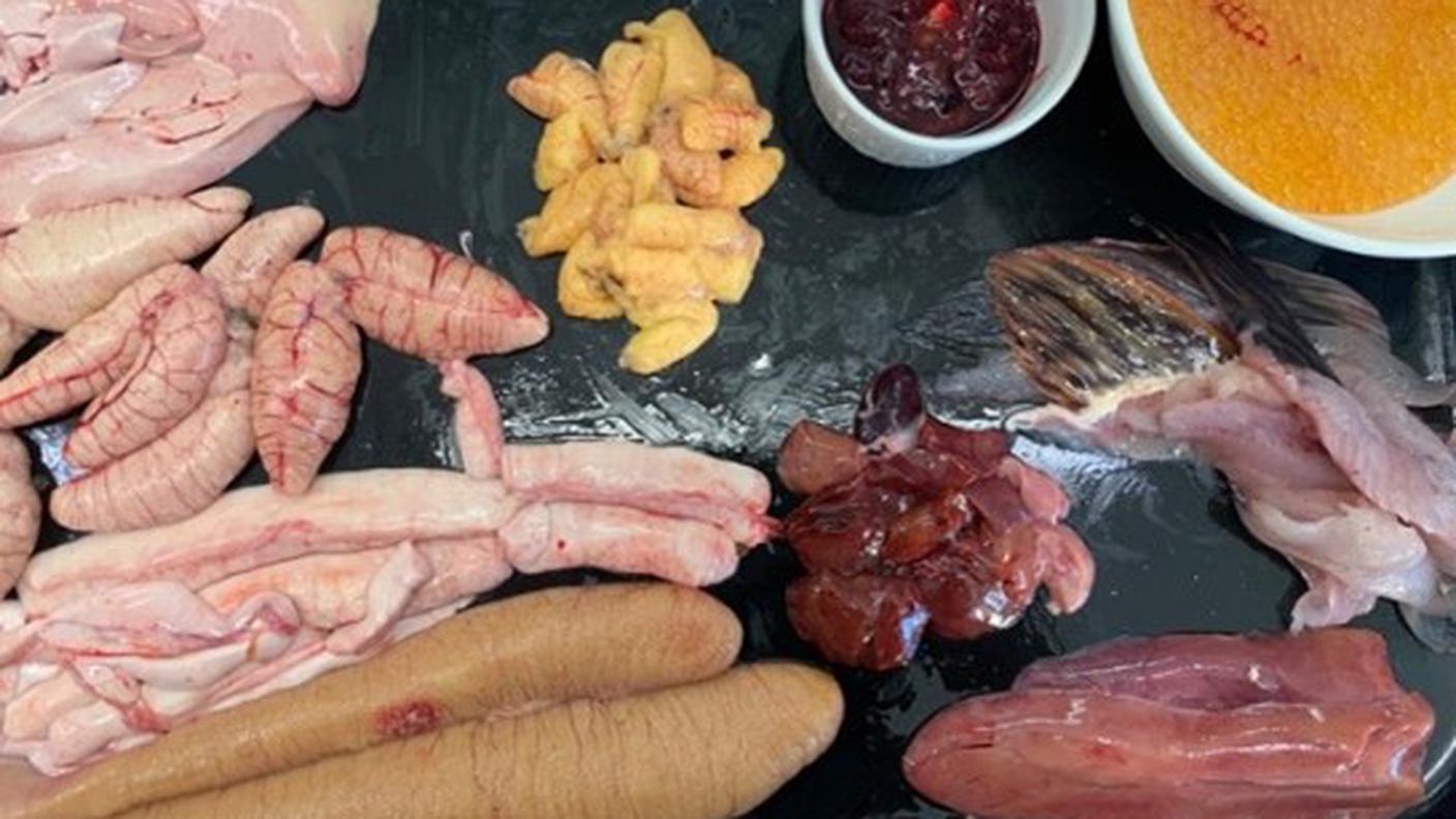 Vassoio delle interiora di pesce